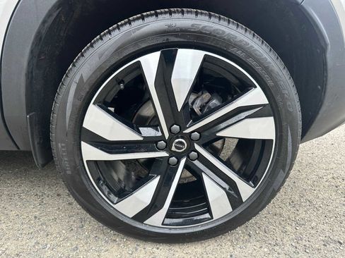 Used 2025 Volvo XC40 B5 Plus w/ Climate Package image 8