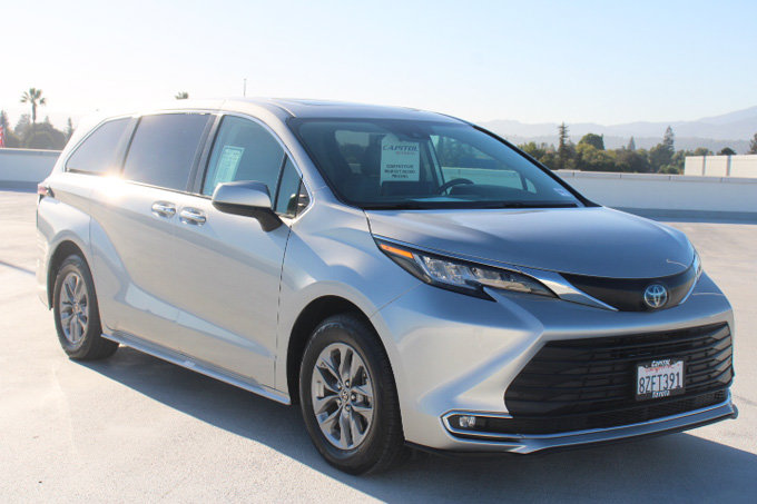Used 2022 Toyota Sienna XLE FWD image 2