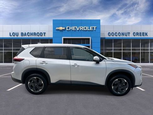 Used 2024 Nissan Rogue SV FWD image 9