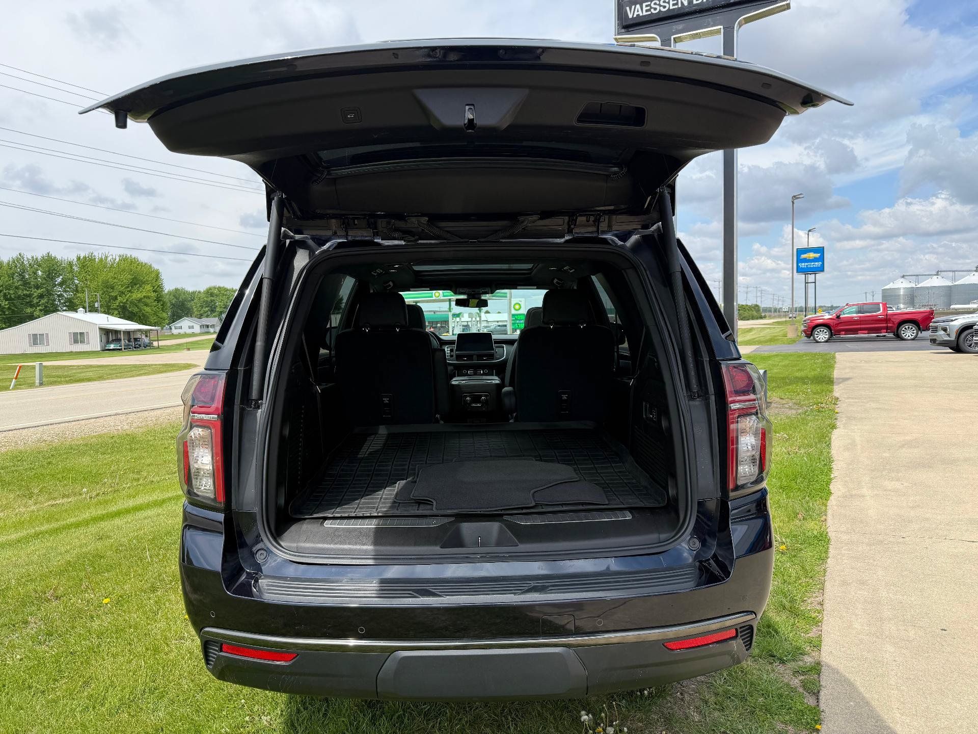 Certified 2021 Chevrolet Tahoe RST w/ Luxury Package AWD/4WD image 11