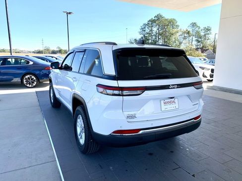 Used 2023 Jeep Grand Cherokee Laredo image 7