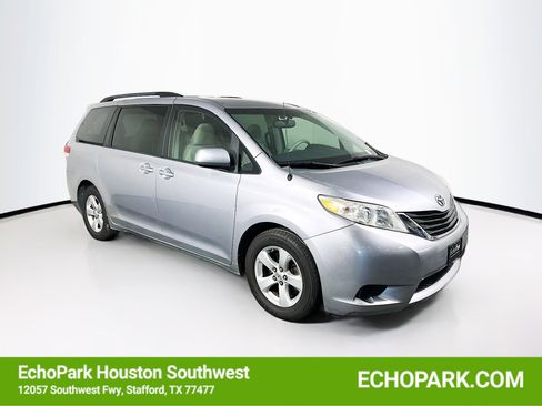 Used 2011 Toyota Sienna LE image 1