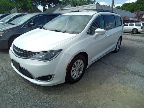 Used 2017 Chrysler Pacifica Touring-L image 1