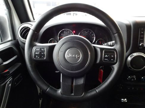 Used 2018 Jeep Wrangler Unlimited Sahara w/ Connectivity Group AWD/4WD image 17