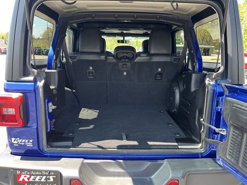 Used 2018 Jeep Wrangler Unlimited Sahara AWD/4WD image 15