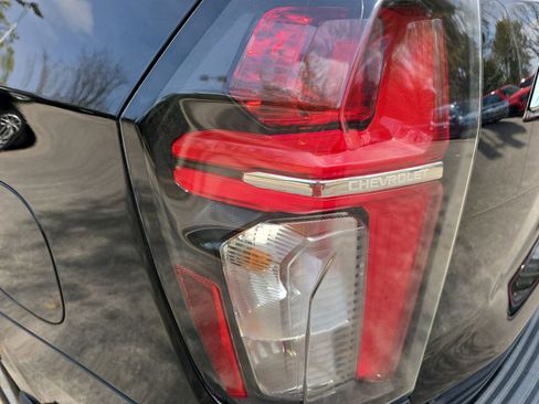 Used 2022 Chevrolet Suburban LT w/ Luxury Package image 32