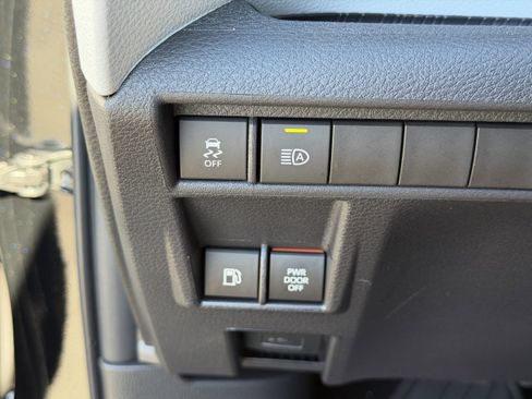 Used 2025 Toyota Sienna XLE FWD image 21