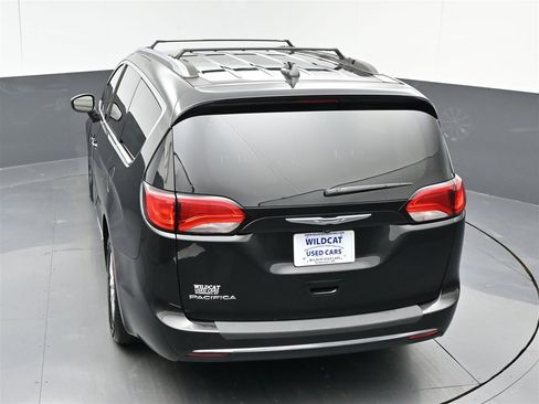Used 2018 Chrysler Pacifica Touring-L image 27