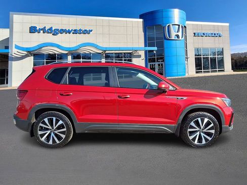 Used 2022 Volkswagen Taos SE w/ Panoramic Sunroof Package AWD/4WD image 7
