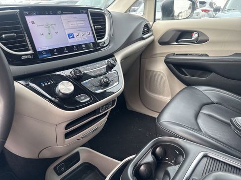 Used 2023 Chrysler Pacifica Touring-L image 19