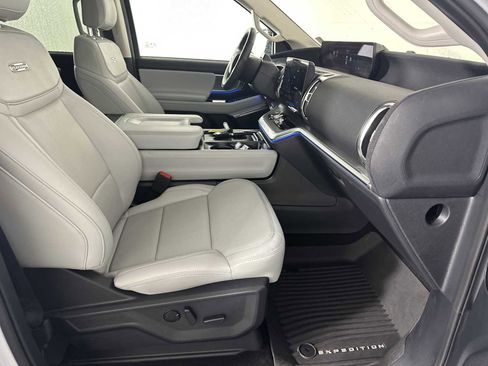 Used 2025 Ford Expedition Platinum image 16
