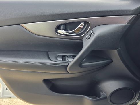 Used 2016 Nissan Rogue SV image 10