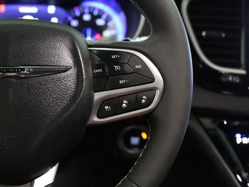 Used 2025 Chrysler Pacifica Select image 18