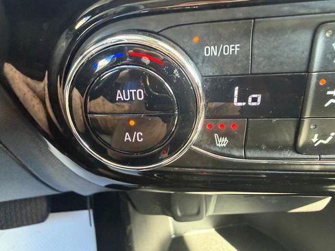Used 2024 Chevrolet Trax LT w/ LT Convenience Package FWD image 12