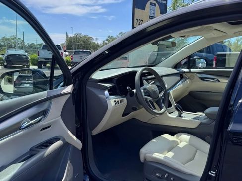 Used 2017 Cadillac XT5 Luxury w/ Driver Awareness Package FWD image 9