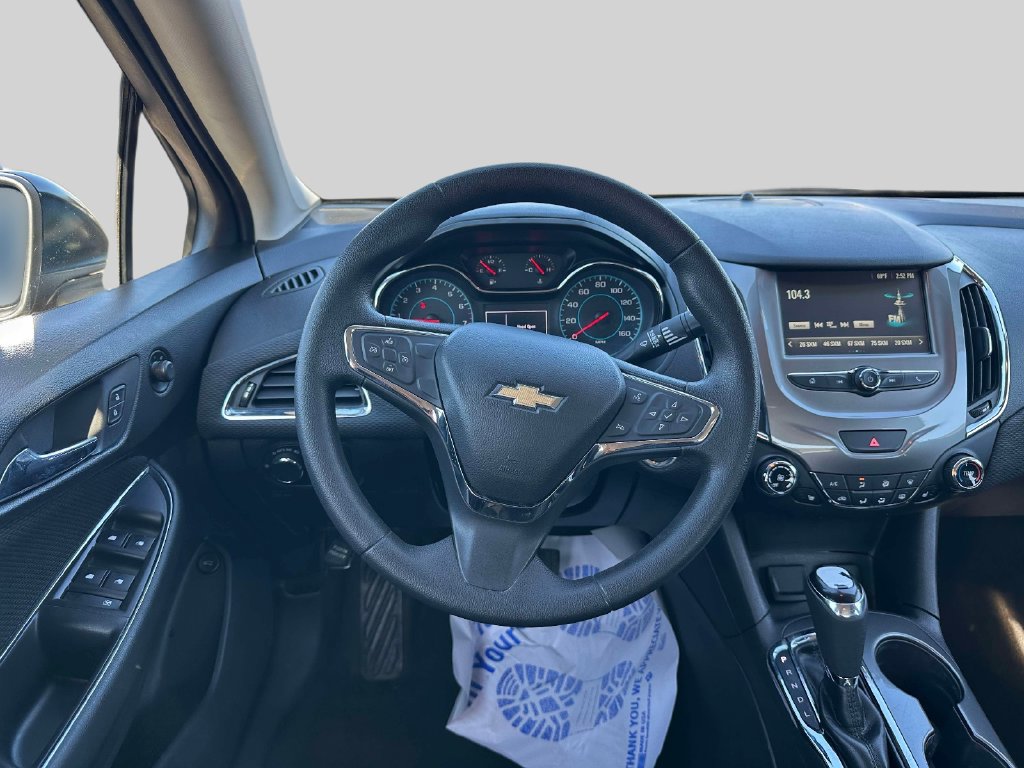 Used 2018 Chevrolet Cruze LT w/ Convenience Package FWD image 10