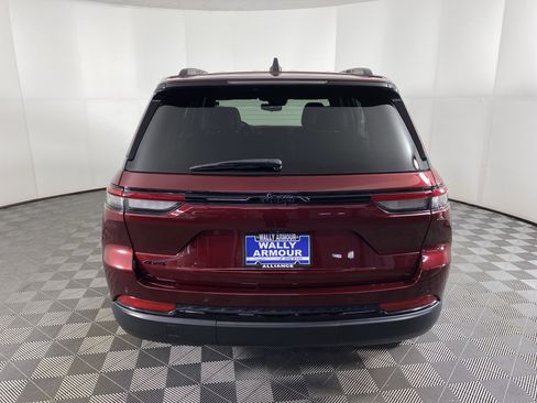 Used 2023 Jeep Grand Cherokee Altitude image 9