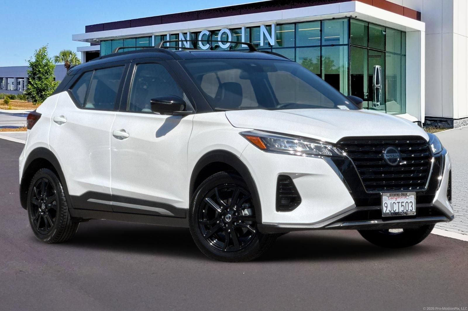 Used 2021 Nissan Kicks SR w/ SR Premium Package FWD image 2