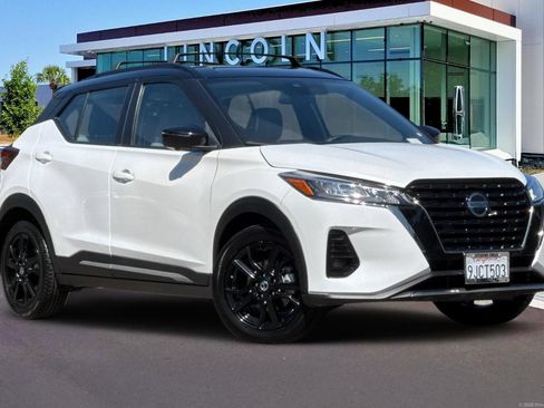 Used 2021 Nissan Kicks SR w/ SR Premium Package FWD image 2