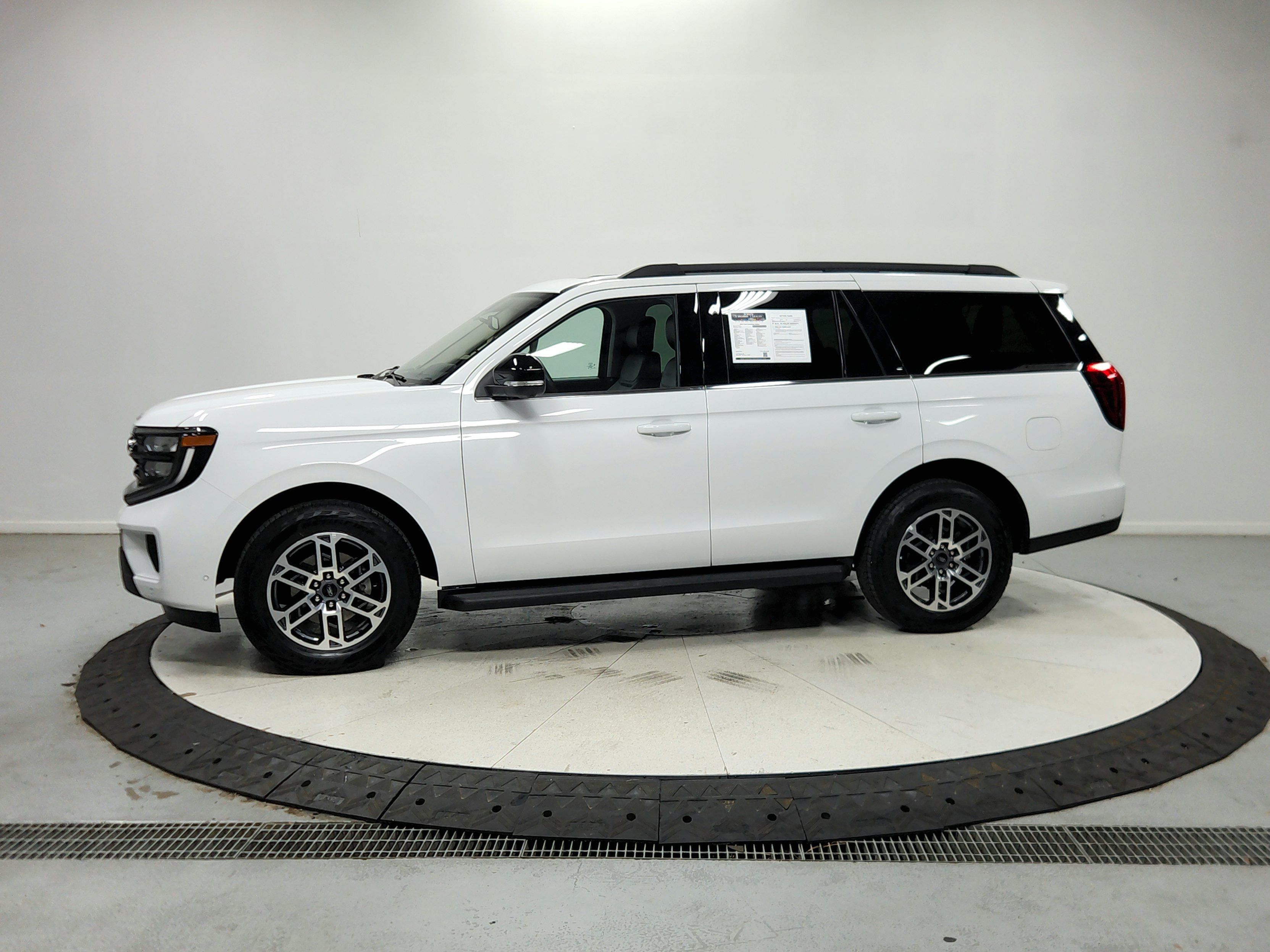 Used 2025 Ford Expedition Active AWD/4WD image 5