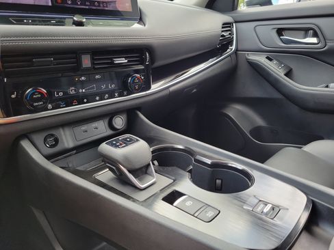 Used 2025 Nissan Rogue SL w/ Tech Package FWD image 28