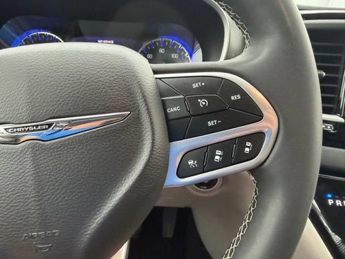 Used 2024 Chrysler Pacifica Touring-L FWD image 21