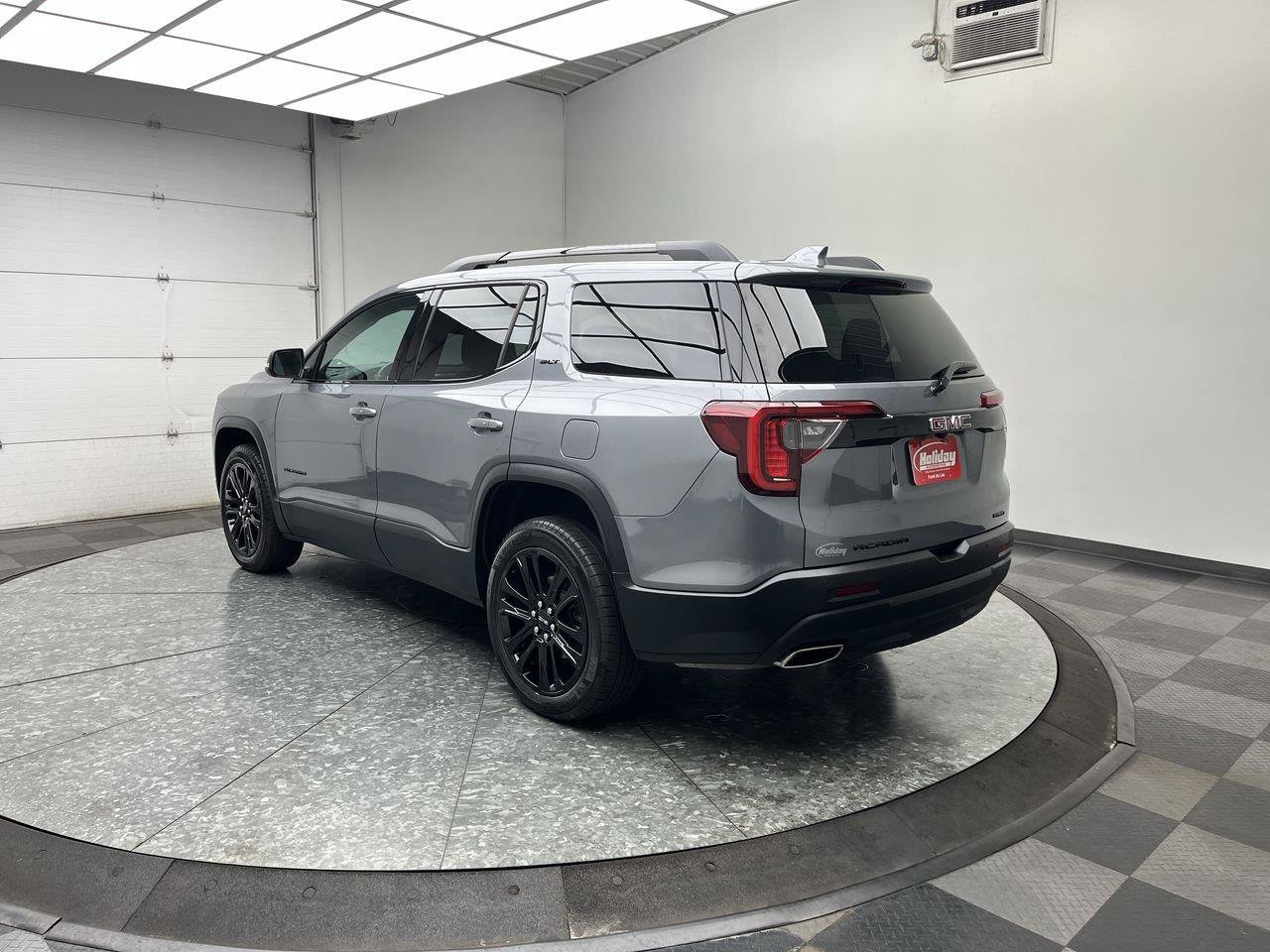 Certified 2022 GMC Acadia SLT w/ Elevation Edition AWD/4WD image 2