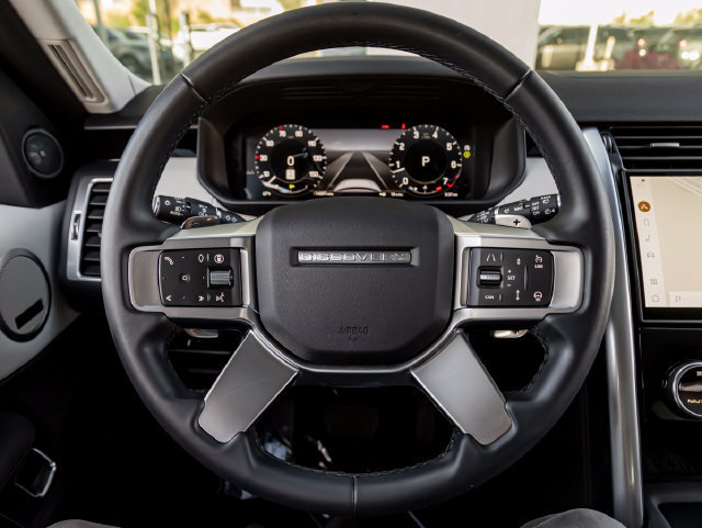 Used 2025 Land Rover Discovery S AWD/4WD image 17