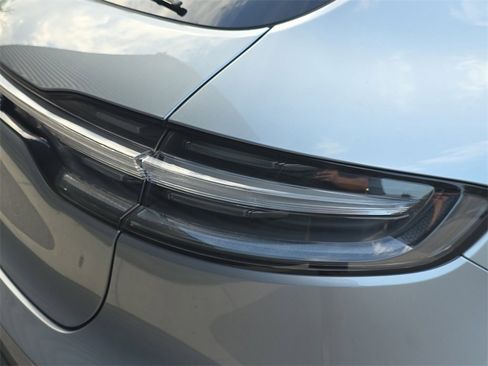 Used 2025 Porsche Macan image 16
