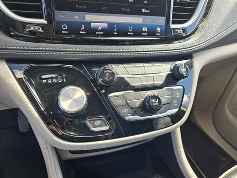 Used 2023 Chrysler Pacifica Limited image 21