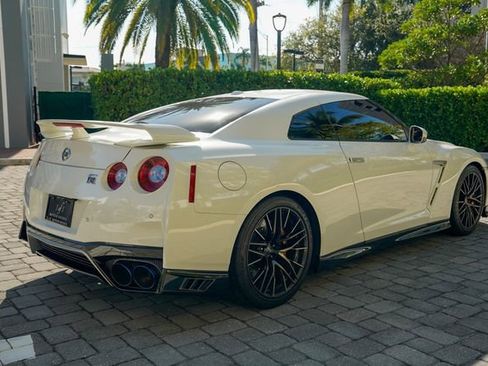 Used 2021 Nissan GT-R Premium image 26