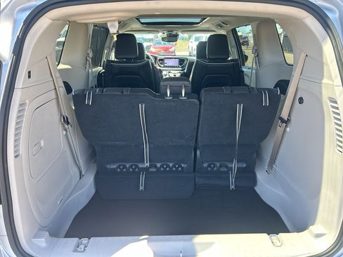 Used 2023 Chrysler Pacifica Limited w/ Uconnect Theater Family Group FWD image 40
