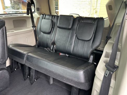 Used 2016 Chrysler Town & Country Touring w/ Driver Convenience Group image 8