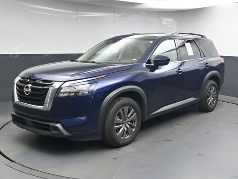Used 2025 Nissan Pathfinder SV FWD image 3