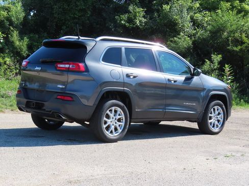 Used 2017 Jeep Cherokee Latitude w/ Comfort/Convenience Group AWD/4WD image 3