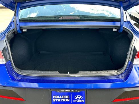 Used 2025 Hyundai Elantra SE FWD image 33