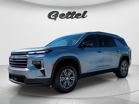 Used 2025 Chevrolet Traverse LT image 1