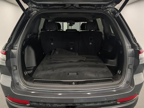 Used 2022 Jeep Grand Cherokee Altitude AWD/4WD image 25