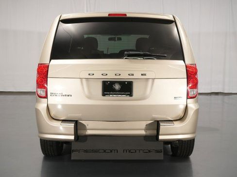 Used 2013 Dodge Grand Caravan SXT image 18