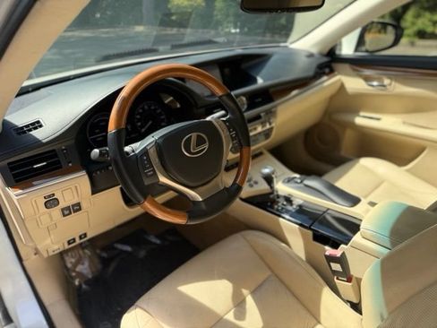 Used 2013 Lexus ES 300h w/ Luxury Pkg FWD image 11