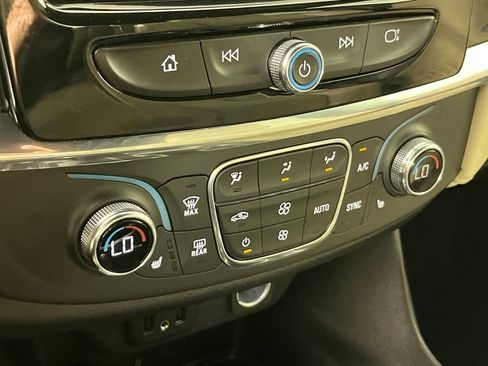 Used 2022 Chevrolet Traverse LT image 21