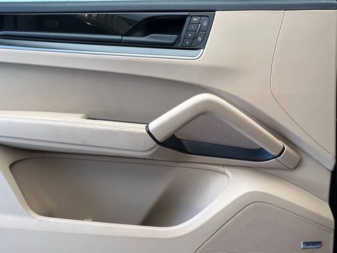 Used 2024 Porsche Cayenne Turbo image 19