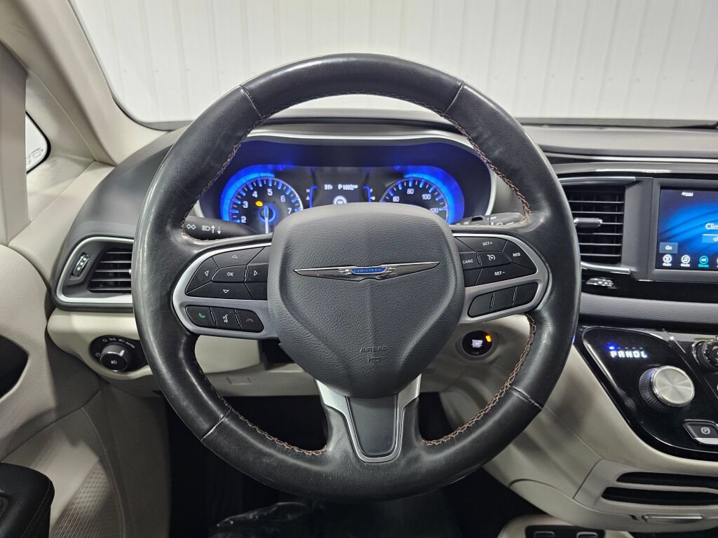 Used 2020 Chrysler Pacifica Touring-L FWD image 14