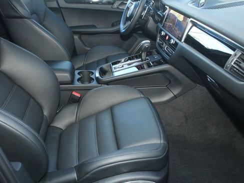 Certified 2026 Porsche Macan Base image 27