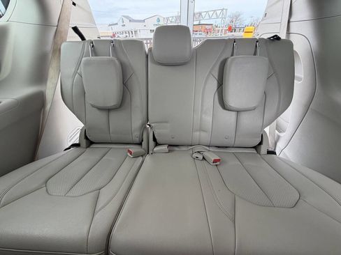 Used 2019 Chrysler Pacifica Touring-L image 19