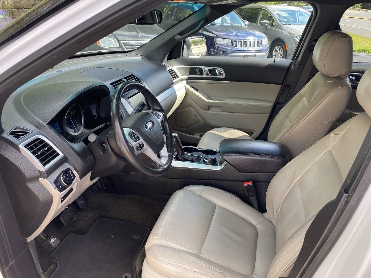 Used 2015 Ford Explorer XLT w/ Equipment Group 202A AWD/4WD image 10
