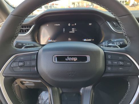 New 2025 Jeep Grand Cherokee Altitude image 23