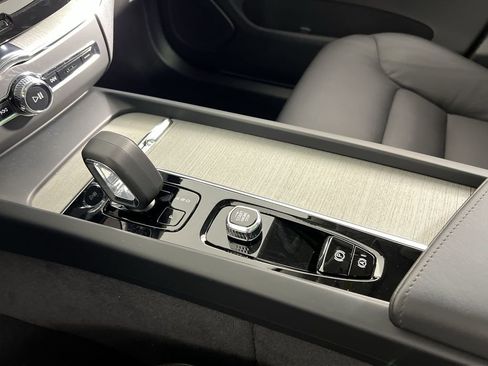 Certified 2025 Volvo XC60 B5 Plus image 21