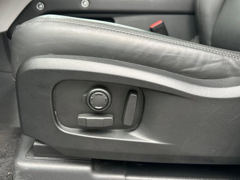 Used 2025 Land Rover Defender 110 S image 17