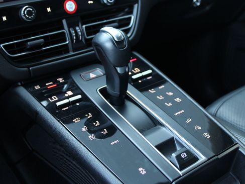 Certified 2024 Porsche Macan image 21